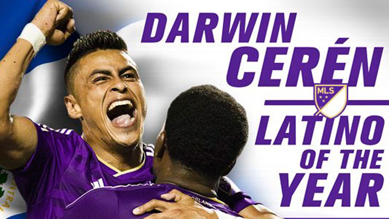 Darwin Cerén renova
