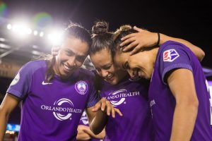 Jogadoras do Orlando Pride celebram um gol