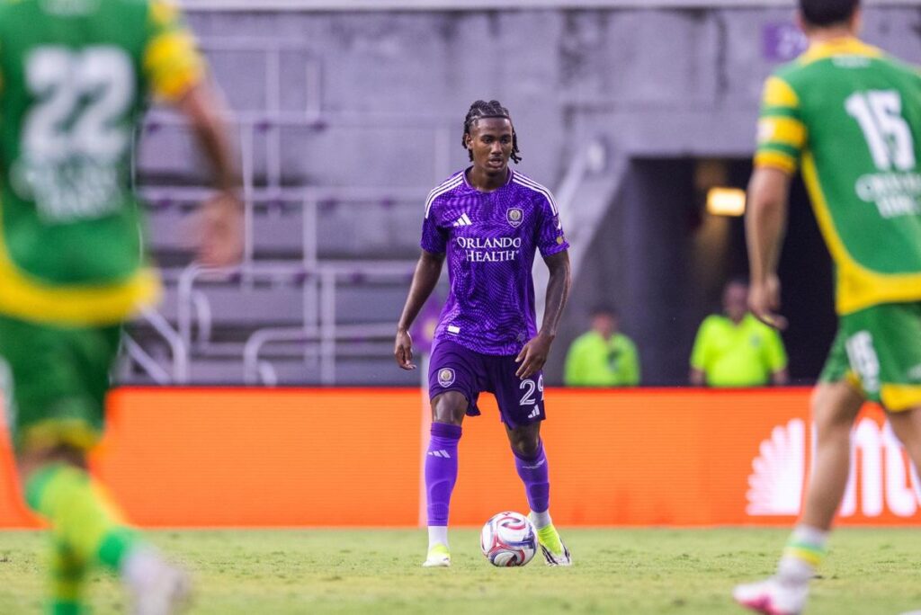 Tahir Reid-Brown em acao com a camisa do Orlando City SC